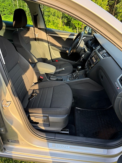 Skoda Octavia Scout 9 of 18