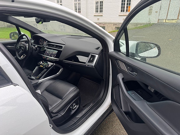 Jaguar I-PACE 13 of 30