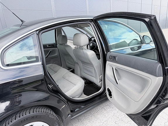 Volkswagen Passat 17 of 25