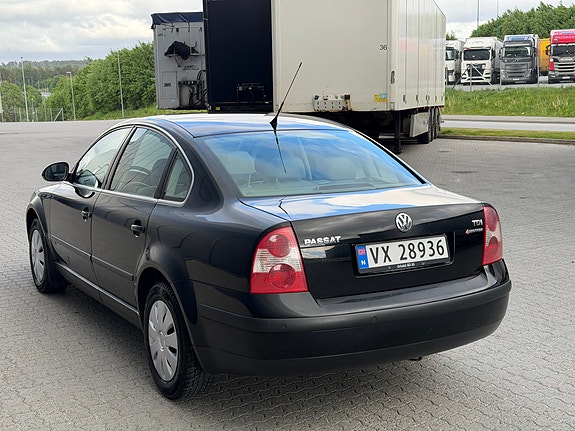 Volkswagen Passat 12 of 25