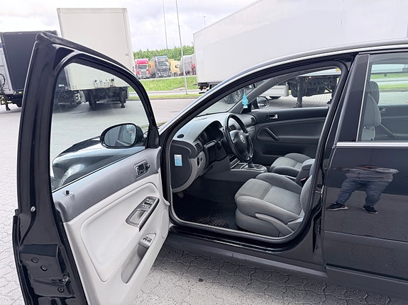 Volkswagen Passat 13 of 25