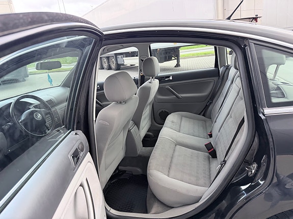 Volkswagen Passat 16 of 25