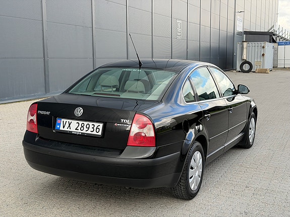 Volkswagen Passat 9 of 25
