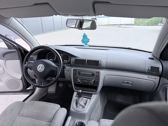 Volkswagen Passat 18 of 25