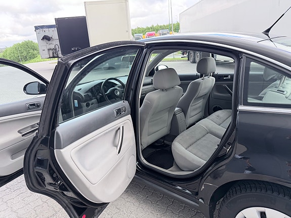 Volkswagen Passat 15 of 25