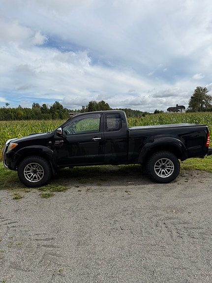 Toyota HiLux 4 of 17