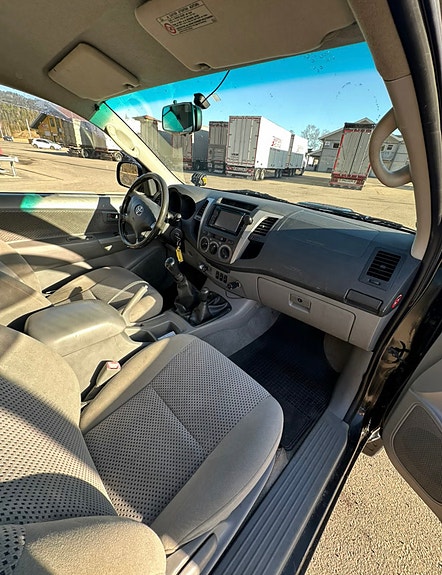 Toyota HiLux 13 of 17