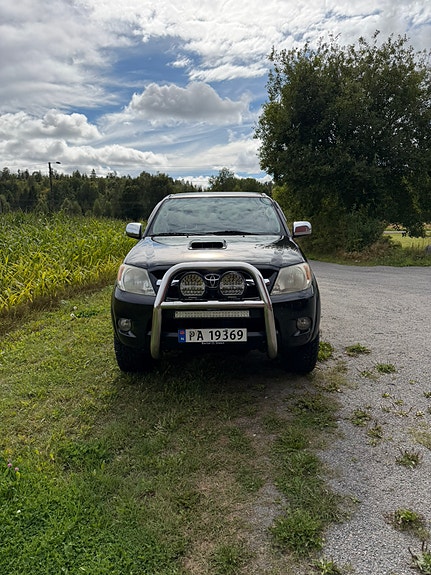 Toyota HiLux 2 of 17