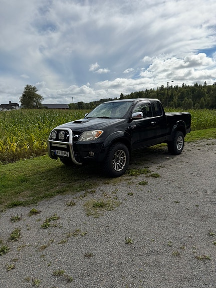 Toyota HiLux 3 of 17