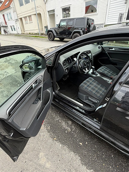 Volkswagen Golf VII 2 of 10