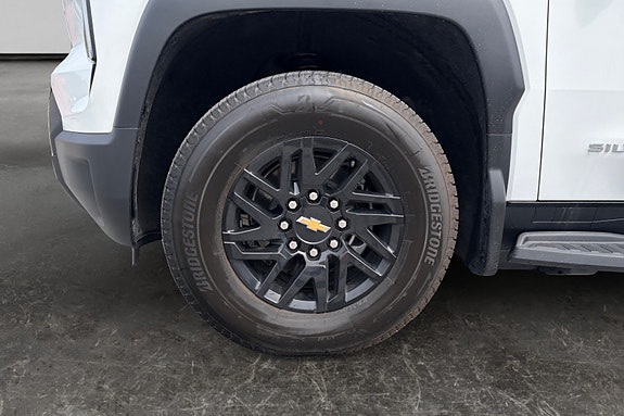 Chevrolet Silverado EV 9 of 22