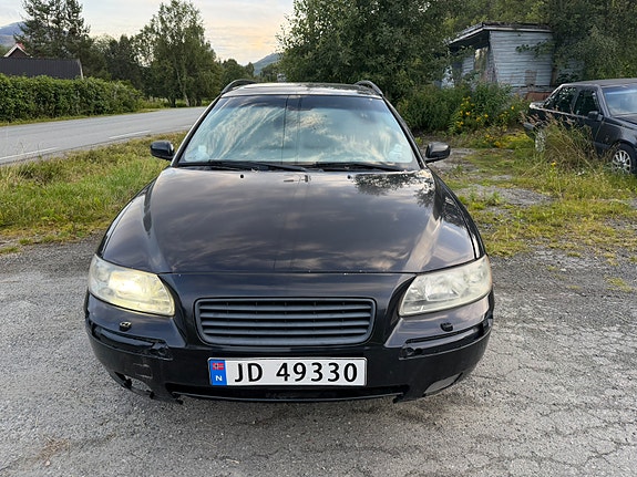 Volvo V70 2 of 9