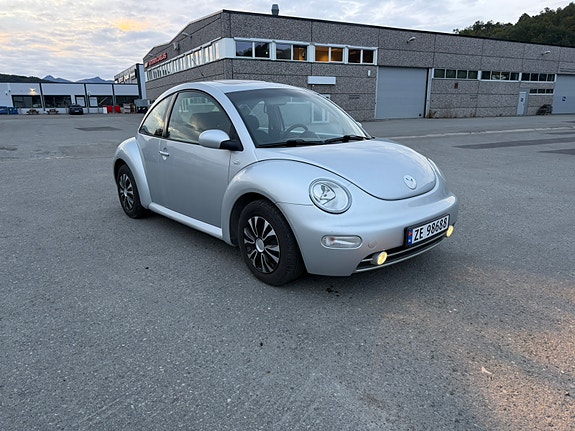 Volkswagen New Beetle 2 of 9