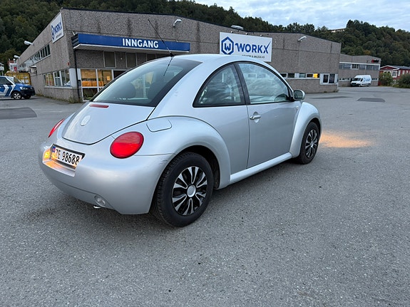 Volkswagen New Beetle 4 of 9