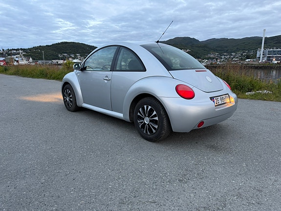 Volkswagen New Beetle 3 of 9
