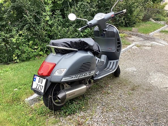 Vespa GTS 300 2 of 3