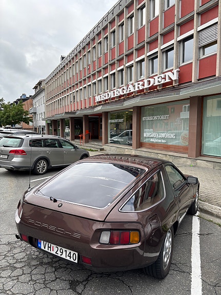 Porsche 928 3 of 7