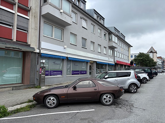 Porsche 928 2 of 7