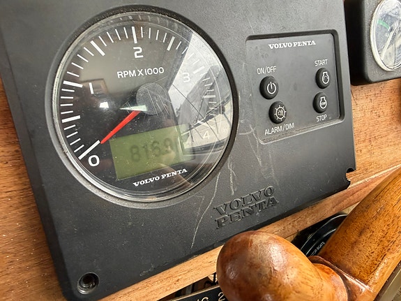 Snekling 25 med Volvo Penta D1-30, autopilot, radar og teineutstyr selges 12 of 25