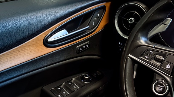 Alfa Romeo Stelvio 21 of 30