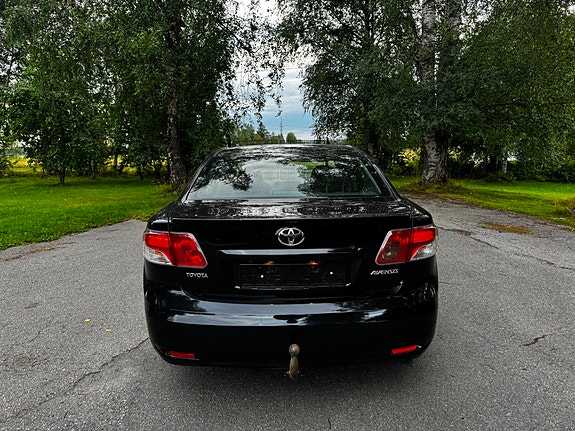 Toyota Avensis 4 of 9
