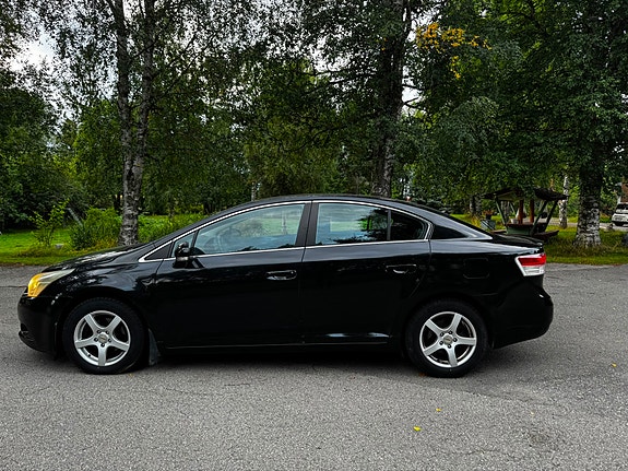 Toyota Avensis 2 of 9