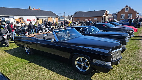Cadillac Deville 2 of 30