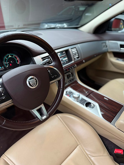 Jaguar XF 17 of 22