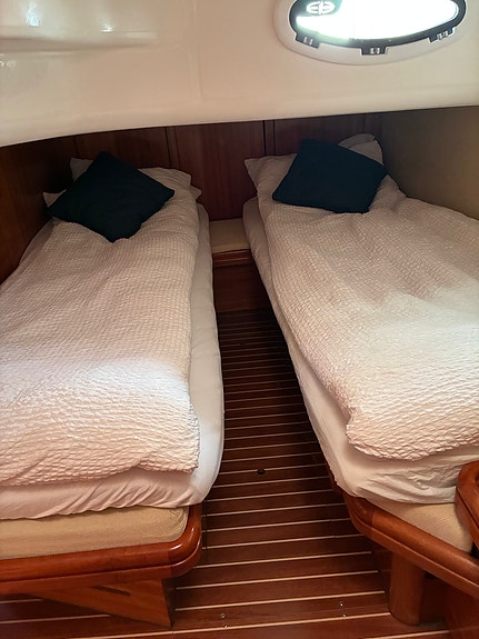Bavaria 33 Sport - Teak dollbord, Aggregat, Solcelle, Ferskvannskjørt 29 of 30