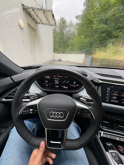 Audi e-tron GT 2 of 13