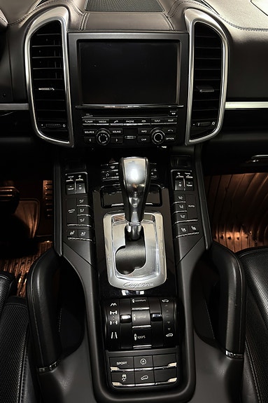 Porsche Cayenne 18 of 18