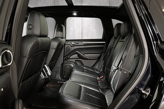Porsche Cayenne 16 of 18