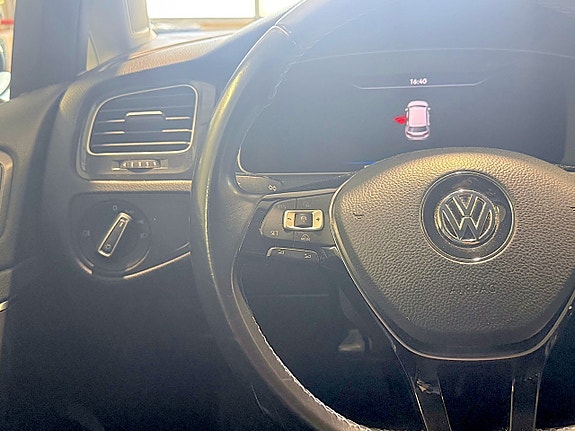 Volkswagen e-Golf VII 16 of 21