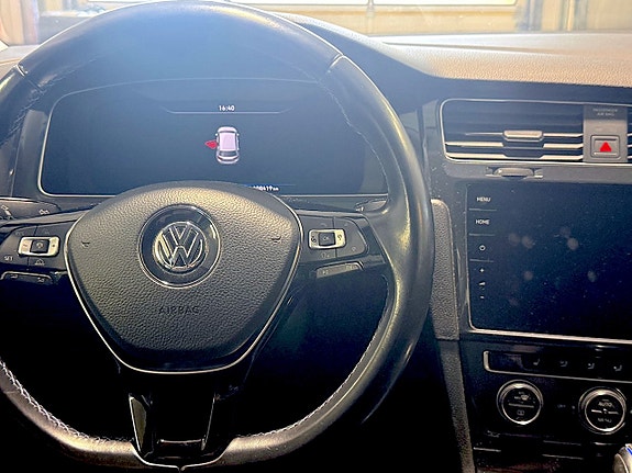 Volkswagen e-Golf VII 12 of 21