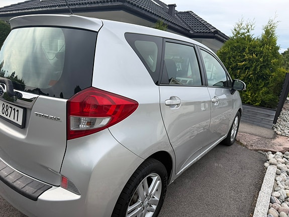 Subaru Trezia 6 of 12