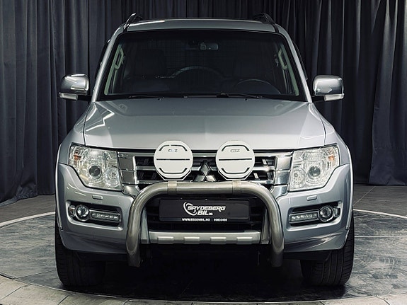 Mitsubishi Pajero 4 of 23