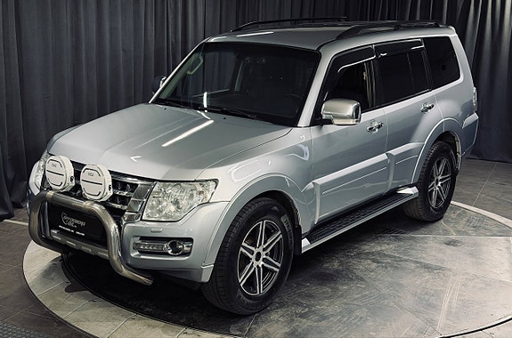 Mitsubishi Pajero 2 of 23
