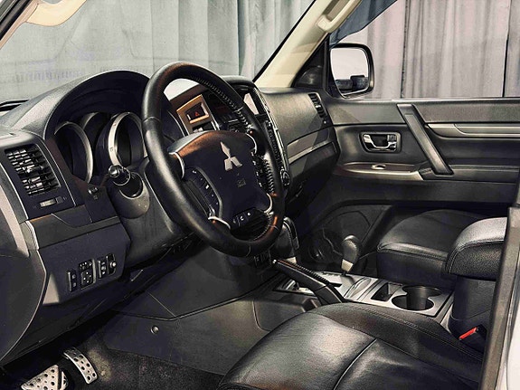 Mitsubishi Pajero 10 of 23