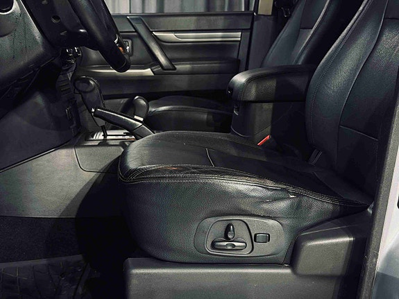 Mitsubishi Pajero 12 of 23