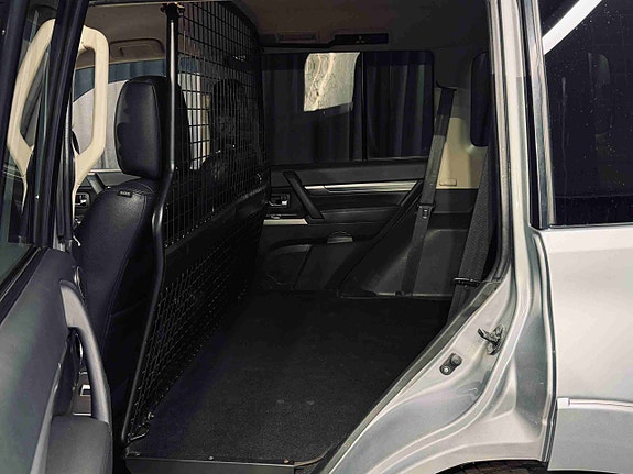 Mitsubishi Pajero 13 of 23