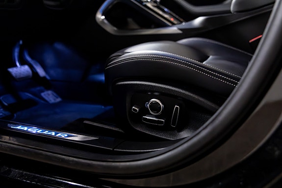 Jaguar I-PACE 17 of 30