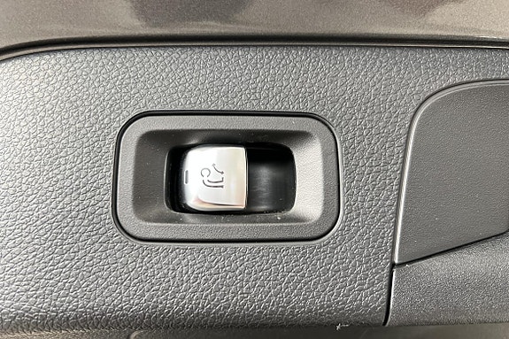 Mercedes-Benz EQC400 9 of 23