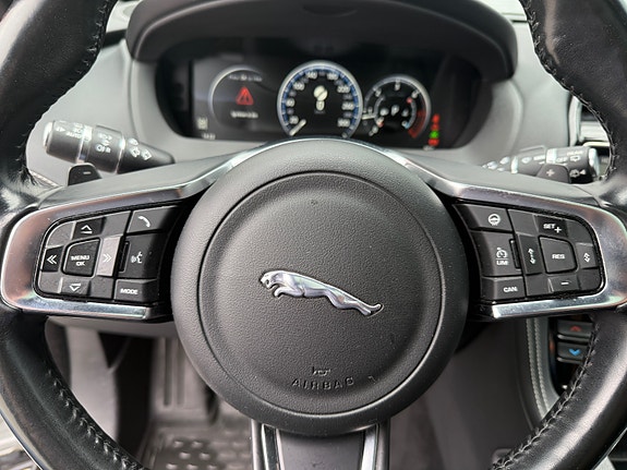 Jaguar F-PACE 18 of 30