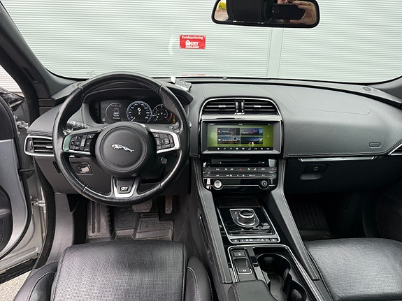 Jaguar F-PACE 17 of 30