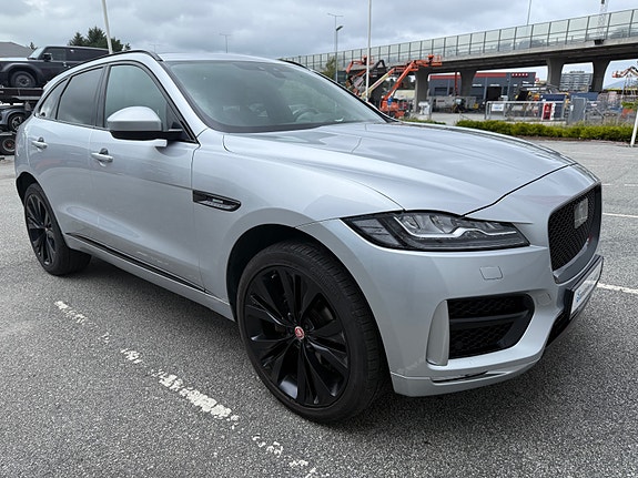 Jaguar F-PACE 4 of 30
