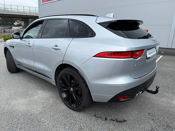 Jaguar F-PACE 3 of 30