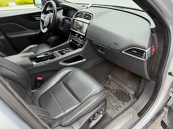 Jaguar F-PACE 14 of 30