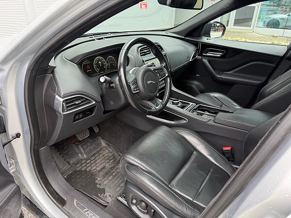 Jaguar F-PACE 12 of 30