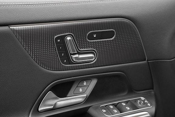 Mercedes-Benz EQA300 28 of 30