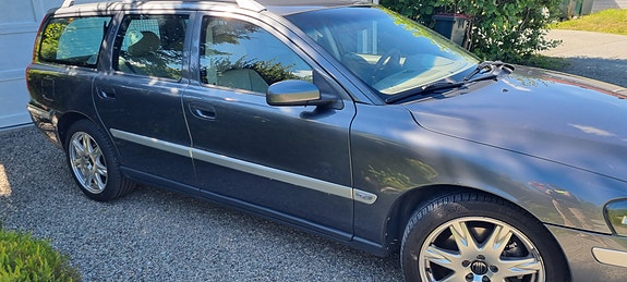 Volvo V70 2 of 5